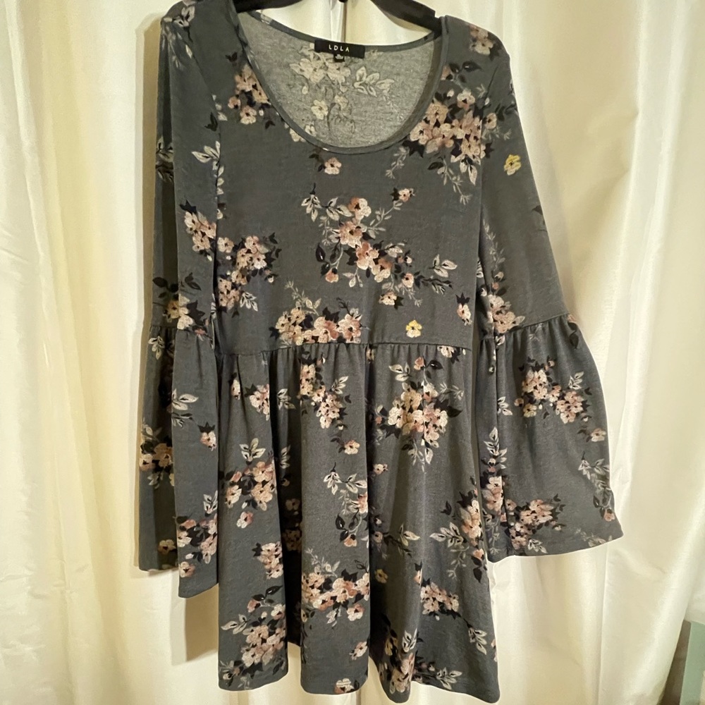 Lola super cute soft and stretchy sweater XL gray w flowers and flowing sleeves